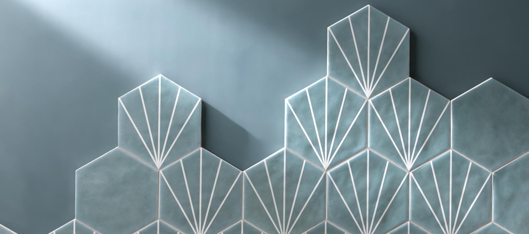Per la cucina, Maltha Design ha creato meravigliose mattonelle esagonali di NInfea, in una moltitudine di effetti e sfumature, allo scopo di offrire una massima personalizzazione di progetto.